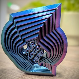 Pode incluir: Um objeto impresso em 3D com um design geométrico aninhado de várias camadas, apresentando um gradiente de cor iridescente variável de azul, roxo e verde-azulado. O centro da estrutura contém o texto em relevo YOUR LOGO HERE.