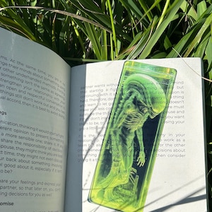 Alien Bookmark – Handmade UFO Bookmark, Sci-Fi Page Marker, Extraterrestrial Gift, Cosmic Book Lover Accessory, Alien Fan Gift for Reading