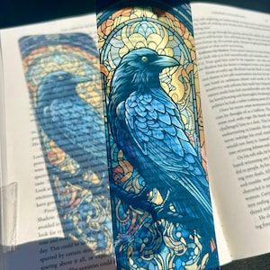 Segnalibro a forma di corvo in vetro colorato con piume nere e bagliore in vetro colorato – Arte fantasy gotica per amanti del mito oscuro e lettori di folklore