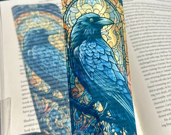 Marcapáginas de vidriera con forma de cuervo, plumas negras y efecto de vidriera brillante: arte gótico fantástico para amantes de la mitología oscura y lectores de folclore.