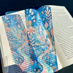 Marque-page de carte fantastique éclairé par des étoiles avec un chemin lumineux au clair de lune, un château enchanté, des plantes magiques et une illustration de ciel nocturne de rêve pour les lecteurs