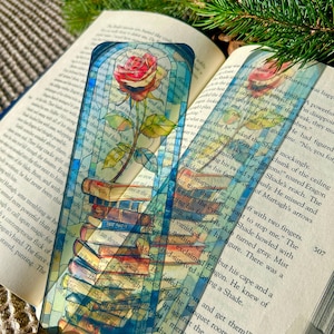 Segnalibro con rosa in vetro colorato e pila di libri – Segnalibro trasparente ispirato alle fiabe per amanti dei libri, lettori e bibliofili