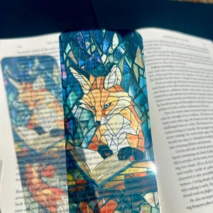 Wise Fox bladwijzer met glas-in-lood bos en open boek – lichtgevende fantasiekunst ter ere van kennis, de heilige kracht van lezen