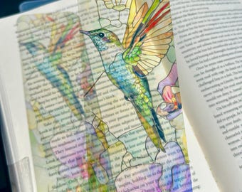 Marcapáginas de vitral con colibrí y flor violeta, un regalo colorido de arte natural para amantes de las aves y la jardinería.