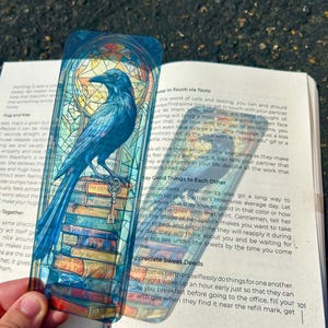 Marque-page de bibliothèque Clever Raven - Livres empilés et art du Corbeau sage, cadeau gothique littéraire, accessoire unique pour les amateurs de livres