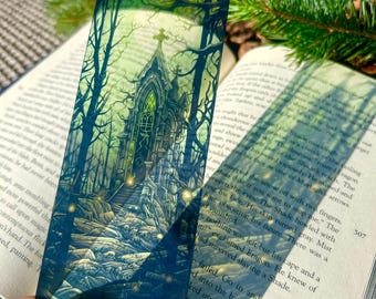Segnalibro gotico della foresta con cattedrale – Segnalibro trasparente dark fantasy con sentiero di teschi, cappella spettrale e un sinistro bagliore verde