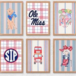 Puede incluir: Conjunto de seis impresiones artísticas enmarcadas. Cada impresión presenta un diseño único de acuarela, que incluye un perro, las palabras "Ole Miss", un edificio, un autobús de dos pisos, un monograma y un caballero. Los fondos varían con rayas y cuadros.
