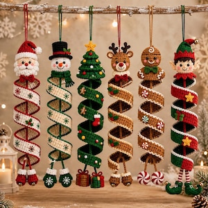 Op de afbeelding: Zes hangende gehaakte kerstornamenten met een kerstman, sneeuwpop, boom, rendier, peperkoekmannetje en elf. Elk figuur is bevestigd aan een lang, spiraalvormig gehaakt lint met kleine decoratieve accenten en bijpassende details aan de onderkant.