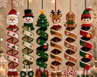 Può includere: Sei decorazioni natalizie all'uncinetto da appendere raffiguranti un Babbo Natale, un pupazzo di neve, un albero, una renna, un omino di pan di zenzero e un elfo. Ogni figura è attaccata a un lungo nastro a spirale all'uncinetto con decorazioni.