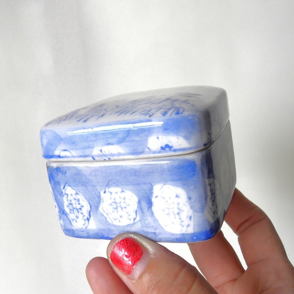 Ceramic Blue White Chinoiserie Asian Porcelain Box With Lid, Chinese Trinket Jewelry Ring Box, Blue White Porcelain Stash box, Vanity Decor