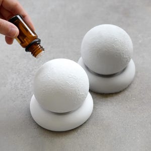 Diffuseur d'huiles essentielles concrètes Moon avec base | Diffuseur d'huiles essentielles Moon Cement blanc et gris | Cadeau d'aromathérapie sans fumée | Décoration d'intérieur