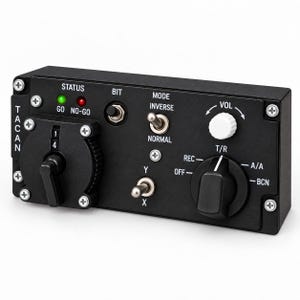 Puede incluir: Un panel de control TACAN rectangular negro que cuenta con un selector de canal giratorio, una perilla de volumen blanca, dos interruptores de palanca para modo y selección X/Y, un botón BIT y luces indicadoras de estado GO y NO-GO con LED.