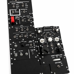 Op de afbeelding: Zwart vliegtuigbedieningspaneel met diverse schakelaars, knoppen en labels. Bevat "INLET RAMP", "THROTTLE", "AIRSTART" en "OXYGEN". Het paneel heeft een rode schakelaar en digitale displays. Ontworpen voor luchtvaart.
