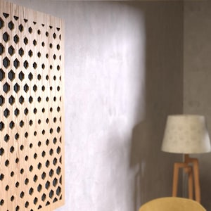 Puede incluir: Un panel acústico de madera con un patrón hexagonal. El panel está montado en una pared y está hecho de madera clara.