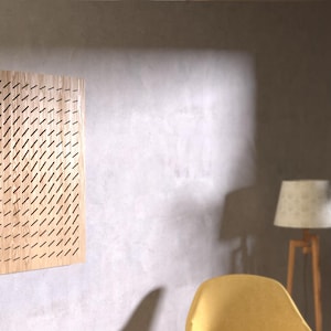 Puede incluir: Un panel de pared de madera con un patrón geométrico de pequeños agujeros rectangulares delgados. El panel es de color marrón claro y tiene una veta de madera natural.