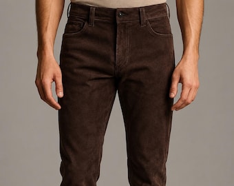 Pantaloni da uomo in pelle scamosciata marrone, gamba dritta, stile western vintage.