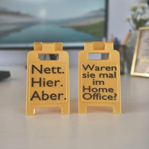 Geschenk für Mitarbeiter - lustiger Spruch für Kollegen - Nett.Hier.Aber. - Schild - Kaffeepause - Büro - Office - Home Office - Nett hier