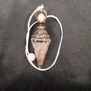 Orgonit-Pendel mit Rosenquarz - Schutz & Herzchakra Heilung,energetische gereinigt und weißem Baumwollfaden, spirituelles Geschenk