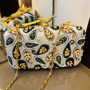Cartera bordada a mano con cierre de pájaro