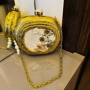 Elegante cartera de mano de metal dorado: cartera de diseño hecha a mano