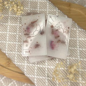 Cera derretida de cartas del Tarot naturales hechas a mano con cuarzo rosa, pétalos de rosa y canela / Velas de brujería perfumadas / Hechizos de amor y amor propio /