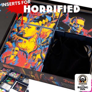 Op de afbeelding: Een bordspelboxset met het woord "HORRIFIED" in witte letters op een rode splash. De doos bevat kleurrijke illustraties van klassieke filmmonsters. De doos bevat inzetstukken en een zwarte fluwelen tas.