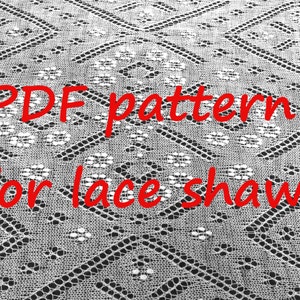 Könnte beinhalten: Nahaufnahme eines weißen Spitzenschal-Musters mit geometrischem Design. Der Text "PDF pattern for lace shawl" ist rot über das Bild geschrieben. Das Muster zeigt Diamanten- und Blumenformen.