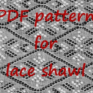 Könnte beinhalten: Graustufenbild eines Spitzenschal-Musters. Das Muster zeigt ein sich wiederholendes geometrisches Design mit Rautenformen und kleinen, kreisförmigen Öffnungen. Der Text "PDF pattern for lace shawl!" ist rot geschrieben.
