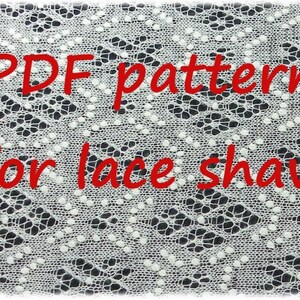 Könnte beinhalten: Nahaufnahme eines weißen Spitzenschal-Musters. Das Muster ist aufwendig, mit einem sich wiederholenden geometrischen Design. Der Text "PDF pattern for lace shawl" ist rot über dem Bild geschrieben.