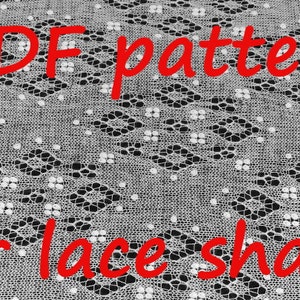 Könnte beinhalten: Nahaufnahme eines weißen Spitzengewebes mit sich wiederholendem geometrischem Muster. Die Worte "PDF pattern for lace shawl" sind rot über das Bild geschrieben. Der Stoff hat ein zartes, offenes Gewebe.