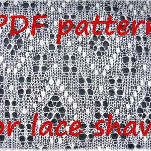 Könnte beinhalten: Ein Strickmuster für einen weißen Spitzen-Schal im PDF-Format. Der Text "PDF pattern for lace shawl" ist in Rot auf schwarzem Hintergrund geschrieben.