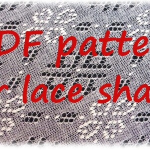 Könnte beinhalten: Nahaufnahme eines weißen Spitzenschals mit zartem Blumenmuster. Der Text "PDF pattern for lace shawl" ist in roter Schreibschrift über das Bild geschrieben. Der Schal hat ein detailliertes, offenes Webdesign.