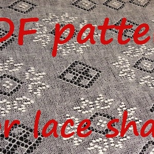 Könnte beinhalten: Nahaufnahme eines grauen Spitzenschals mit einem sich wiederholenden geometrischen Muster. Der Text "PDF pattern for lace shawl" ist rot geschrieben. Das Schal-Design weist Diamanten- und Quadratformen auf.