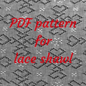 Könnte beinhalten: Nahaufnahme eines weißen Spitzmusters mit geometrischem Design. Der Text "PDF pattern for lace shawl" ist rot überlagert. Der Hintergrund ist dunkel.