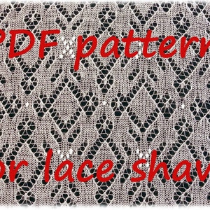 Könnte beinhalten: Ein PDF-Muster für einen Spitzenschal. Das Bild zeigt eine Nahaufnahme eines weißen, durchbrochenen Spitzendesigns mit einem sich wiederholenden Rautenmuster. Die Worte "PDF pattern for lace shawl" sind rot über das Bild geschrieben.