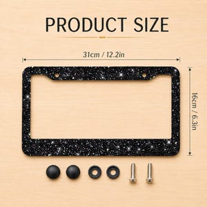 Puede incluir: Un marco de matrícula negro con un patrón de estrellas brillantes, que mide 31 cm por 16 cm. El conjunto incluye dos tapas de tornillo negras, dos arandelas negras y dos tornillos metálicos, presentados con el texto PRODUCT SIZE.