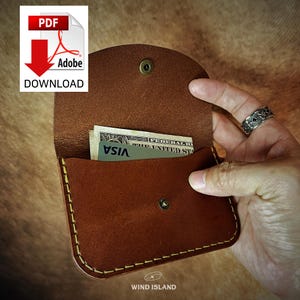 Estuche práctico de cuero con diseño de cuero, curvas suaves y compartimentos para guardar cosas.