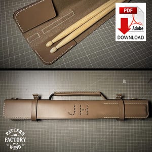 Puede incluir: Un estuche de baquetas de cuero marrón con asa y las iniciales "JH" cosidas en la parte delantera. El estuche está abierto, revelando un par de baquetas de madera. El estuche está cerrado en la segunda imagen. El texto "PDF Adobe Download" es visible.