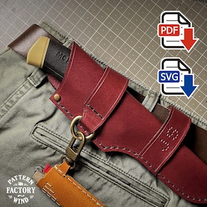 Może przedstawiać: Biały ceramiczny kubek z czarnym uchwytem i napisem "But First, Coffee" pogrubioną, czarną czcionką. Kubek jest ustawiony na rozmytym tle, sugerującym przytulne otoczenie.