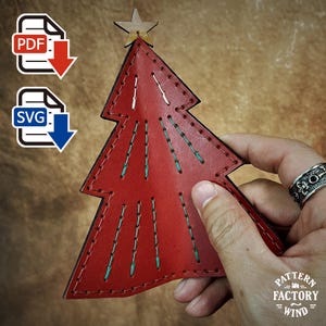 Könnte beinhalten: Ein roter Weihnachtsbaumschmuck aus Leder mit grünen Ziernähten und einem kleinen Holzstern an der Spitze. Das Design enthält PDF- und SVG-Dateisymbole oben links sowie den Text PATTERN FACTORY WIND unten rechts im Bild.