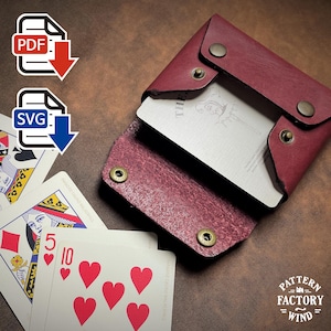 Puede incluir: Un tarjetero de cuero burdeos con cierre de botón a presión, que contiene una baraja de cartas. Las cartas presentan un diseño de comodín y los números 5 y 10 de corazones. La imagen también incluye iconos PDF y SVG, y el logotipo de Pattern Factory Wind.