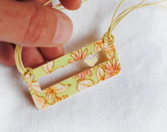 lichtgroene stoffen ketting, bloemvenster gele vogel - gratis verzending naar Griekenland