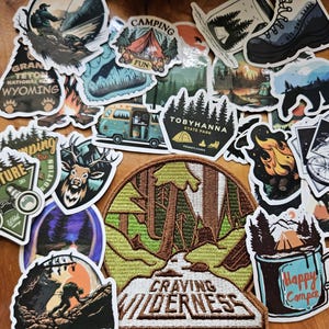 Écusson à repasser Craving Wilderness et 25 autocollants de camping