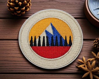 Broderad stryklapp med bergmotiv
