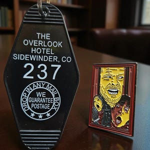 Emaliowana przypinka Shinning Here's Johnny z brelokiem do kluczy hotelu Overlook