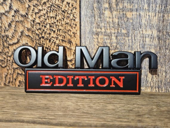 Old Man Edition Auto-Emblem, 3D-Metall-Aufkleber, 2025 Neue Autoaufkleber FüR MäNner 2pcs, Lustige Edition StoßStangenaufkleber FüR Auto, Lkw, Seite Oder Heckklappe,Typenschild-Aufkleber(Silver-Black