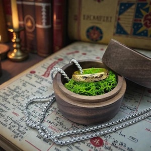 刻印入りロード・オブ・ザ・リング - チェーン付きメッキバンド ギフト用木製クルミ材ボックス