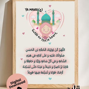 Puede incluir: Impresión digital enmarcada con una ilustración en forma de corazón que representa una mezquita y una niña con hiyab. El texto incluye "YA MAHDI(ع)" y "Guide my little heart." Hay texto árabe adicional, junto con una pegatina de "Digital Download".