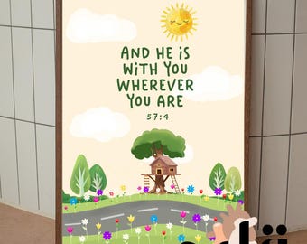 Puede incluir: Una impresión artística digital enmarcada con un paisaje caprichoso que presenta una casa en el árbol, una carretera y flores coloridas. La obra de arte incluye el texto "AND HE IS WITH YOU WHEREVER YOU ARE 57:4" y un sol sonriente. Un círculo rosa con "Digital Download".