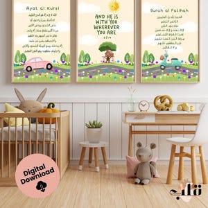 Puede incluir: Un conjunto de tres impresiones digitales enmarcadas con texto árabe e ilustraciones coloridas. Un marco presenta un coche rosa, otro una casa en el árbol y el tercero un scooter turquesa. También se incluye el texto "AND HE IS WITH YOU WHEREVER YOU ARE".